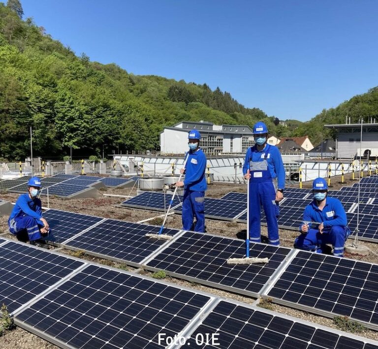 Azubis haben Solaranlage auf OIE Verwaltungsdach gereinigt