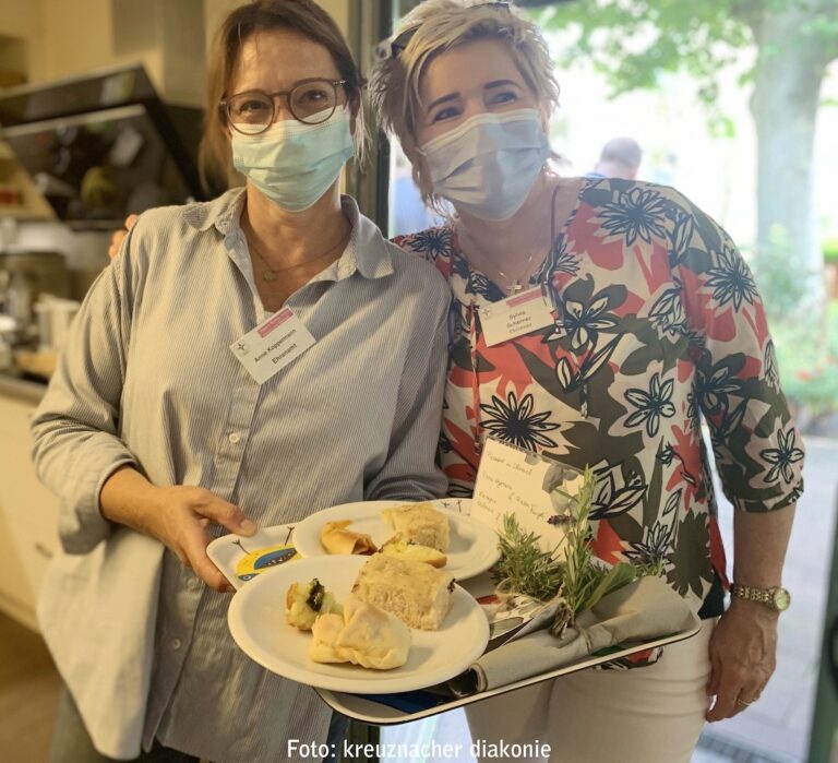 Gäste genießen mediterranen Abend im Eugenie Michels Hospiz