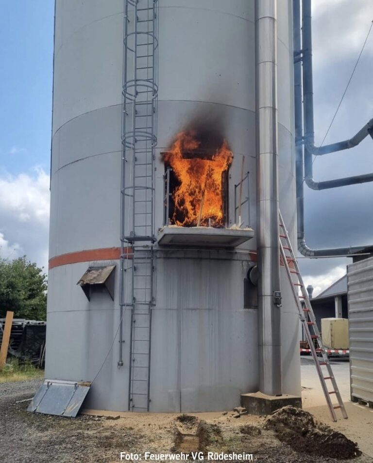 Über 60 Einsatzkräfte: Brand eines Spänesilos sorgte für langen Feuerwehreinsatz