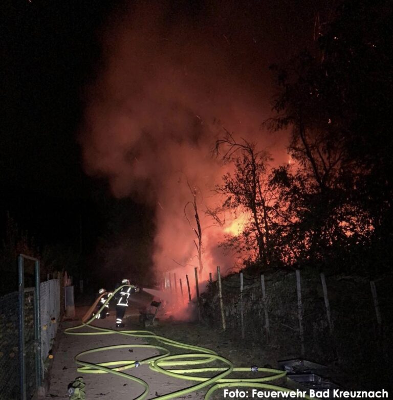 Größerer Feuerwehreinsatz auf dem Gelände des Kleingartenvereins „Städtische Wiese“