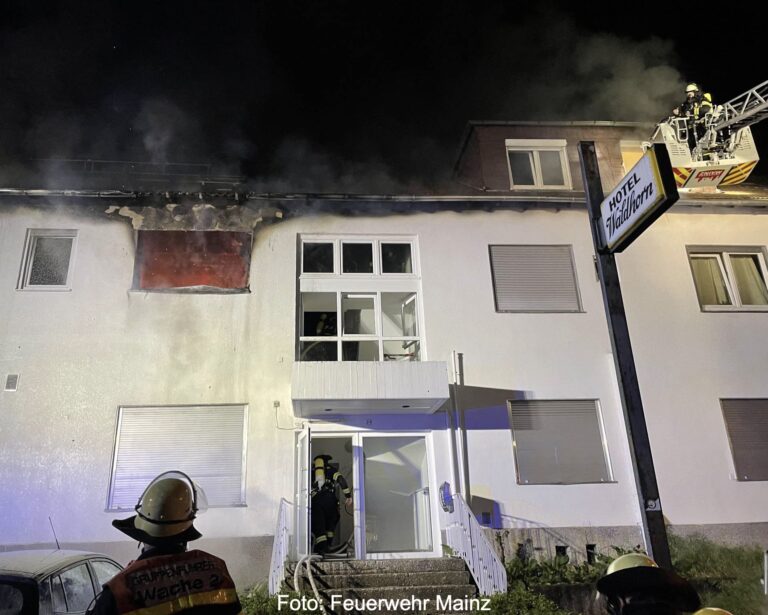 10 Verletzte bei Wohnungsbrand: Feuerwehr und Ersthelfer retten Bewohner