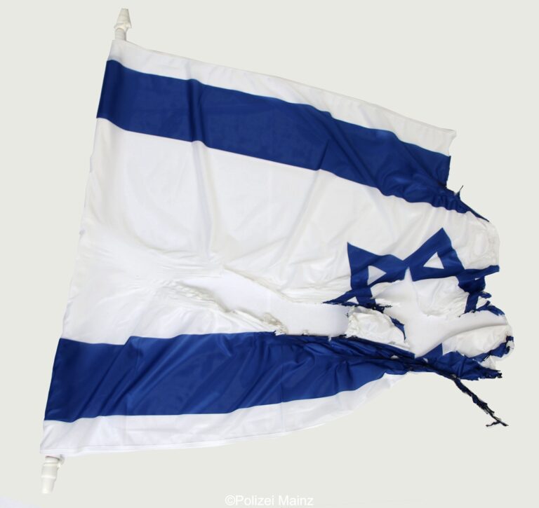 Israelische Flagge wurde vor dem Stadthaus beschädigt