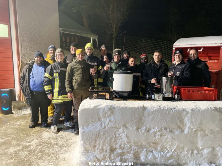 Feuerwehr baute spontan Schneebar auf