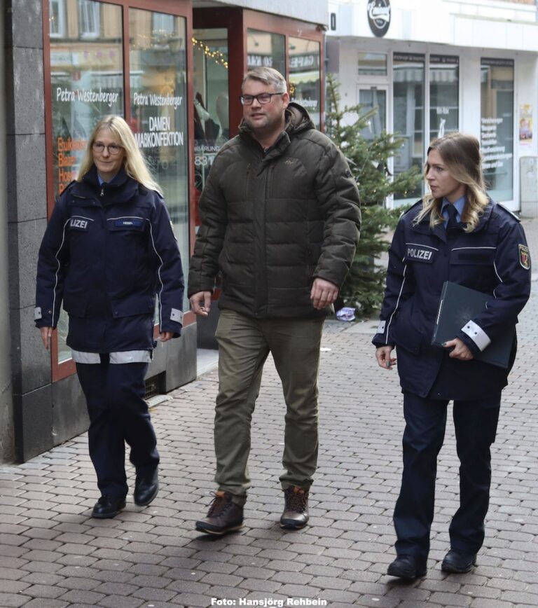 Streifengänge in der historischen Neustadt – Polizistinnen profitieren von Kenntnissen des Zag-Quartiermanagers