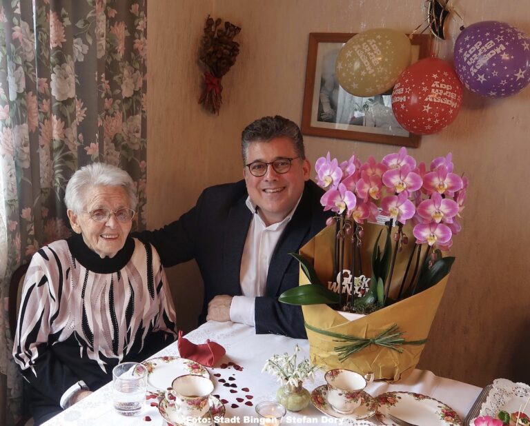 Bürgermeister Ulrich Mönch gratulierte Margaretha Tasch zum 100. Geburtstag