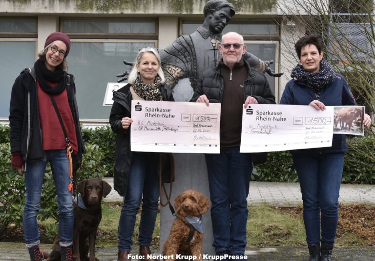 Merkelbach spendet 3000 Euro für Hunde in der Palliativtherapie und für Rinder auf einem Gnadenhof