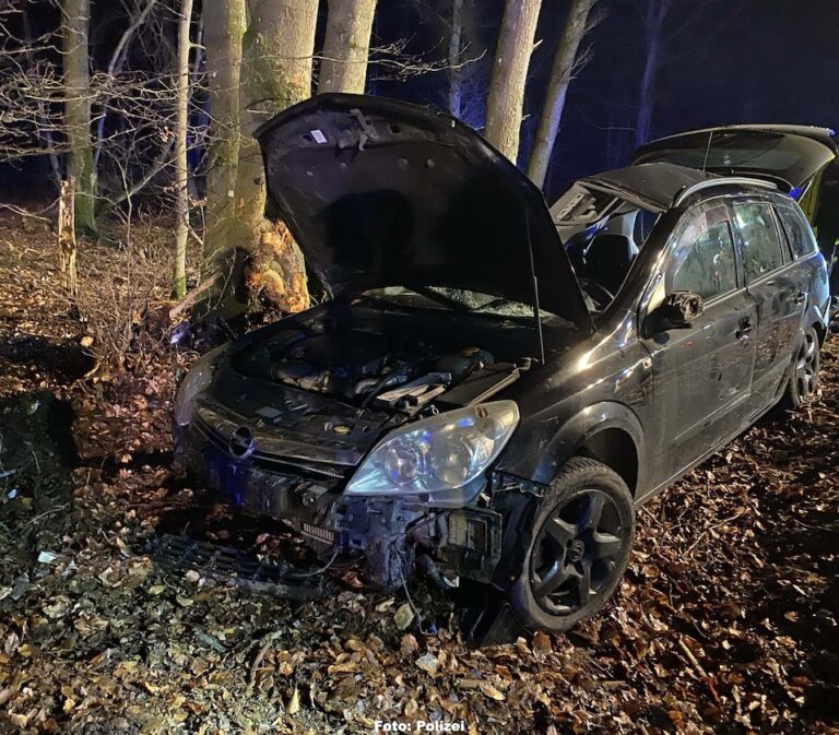 Vier Verletzte bei Unfall auf der B327