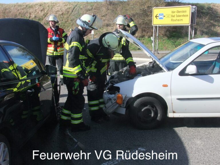 Drei Verletzte bei Abbiegeunfall auf der L 236