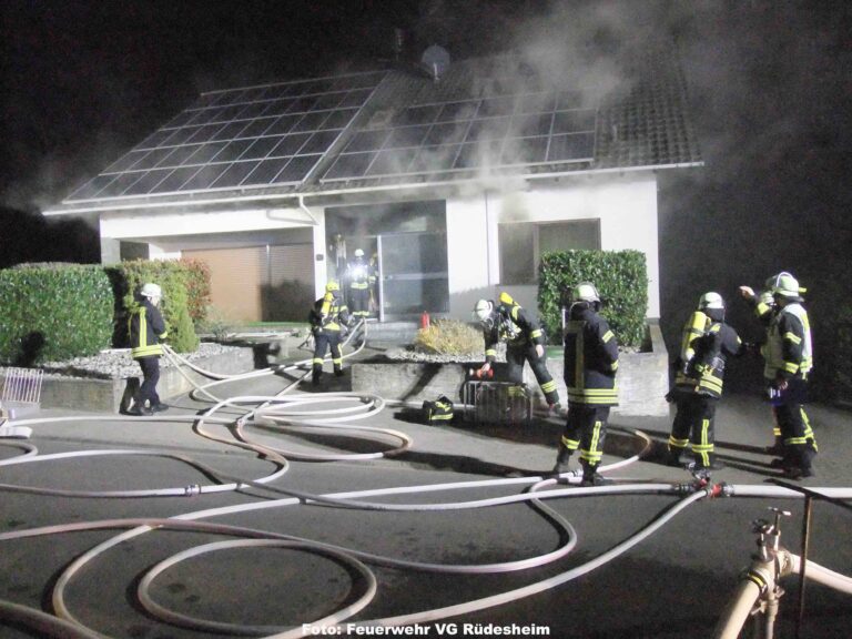 Feuerwehr rettet zwei Menschen über Steckleiter bei Wohnhausbrand