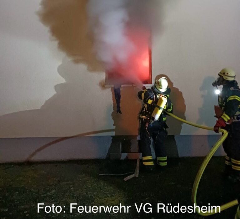 Gasgeruch in Mehrfamilienhaus entpuppt sich als ausgedehnter Wohnungsbrand