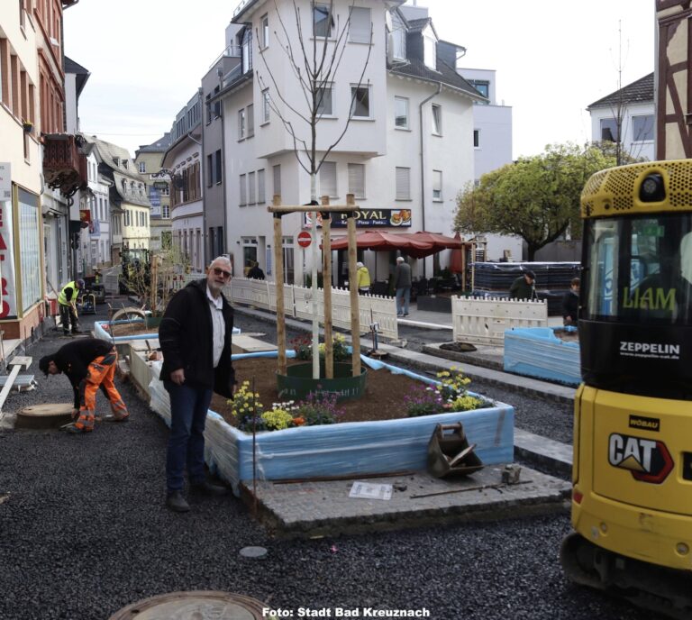 Die neuen Blumenbeete in der Mühlenstraße sind bepflanzt