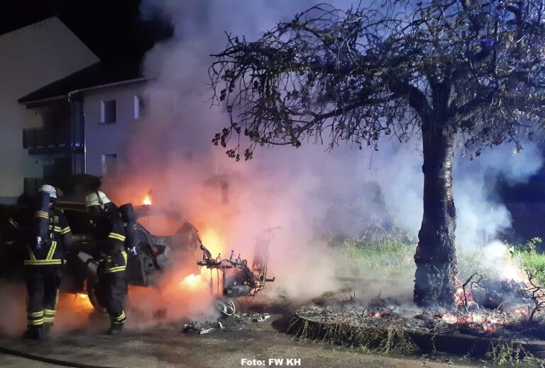 Auto, Motorroller und Baum standen in Flammen