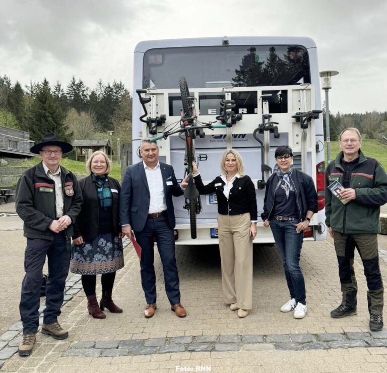 Fahrradträger für Buslinie 890 erleichtert Touren für Radfahrer