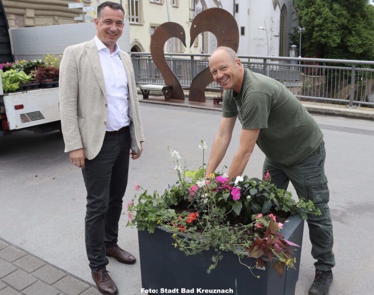 Blumenkübel auf der Mühlenteichbrücke bepflanzt