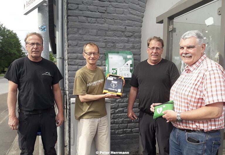 Neuer öffentlicher Defibrillator in Monzingen installiert