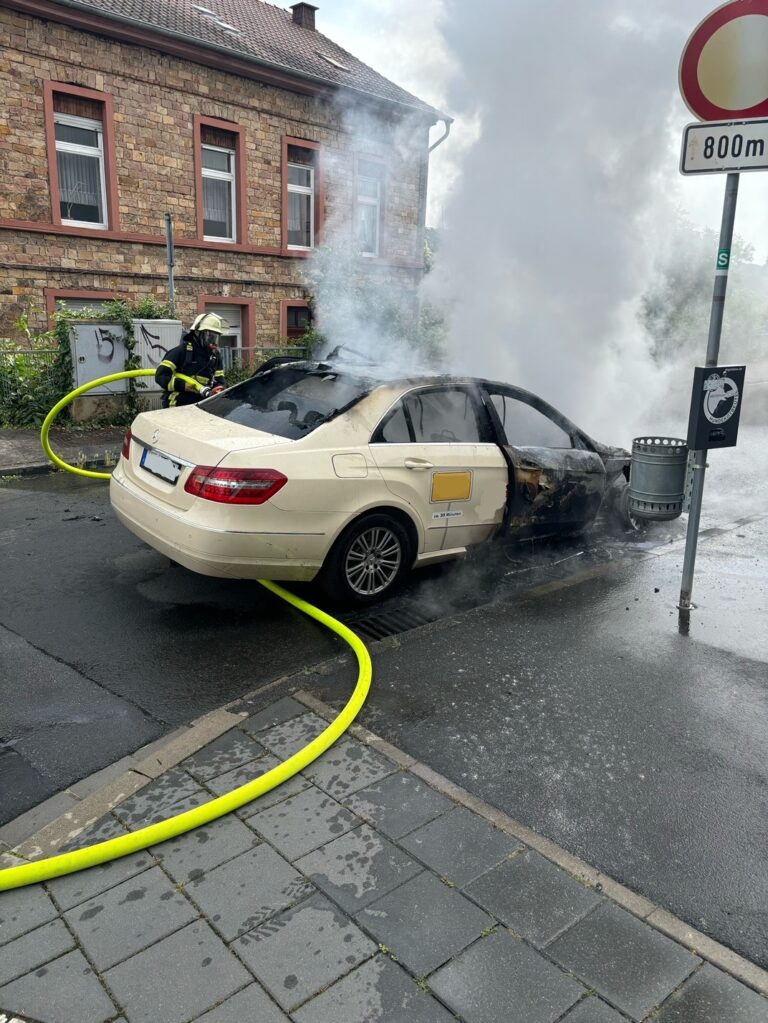 Taxi stand im vorderen Bereich in Vollbrand