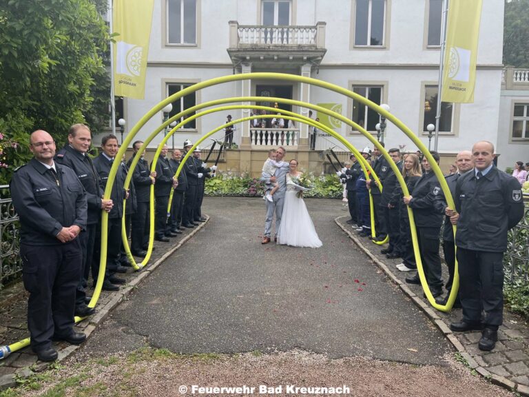 Feuerwehrleute standen für Kameraden bei Hochzeit Spalier