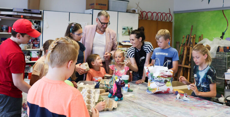 Oberbürgermeister Feser ist vom städtischen Sommerferienprogramm begeistert