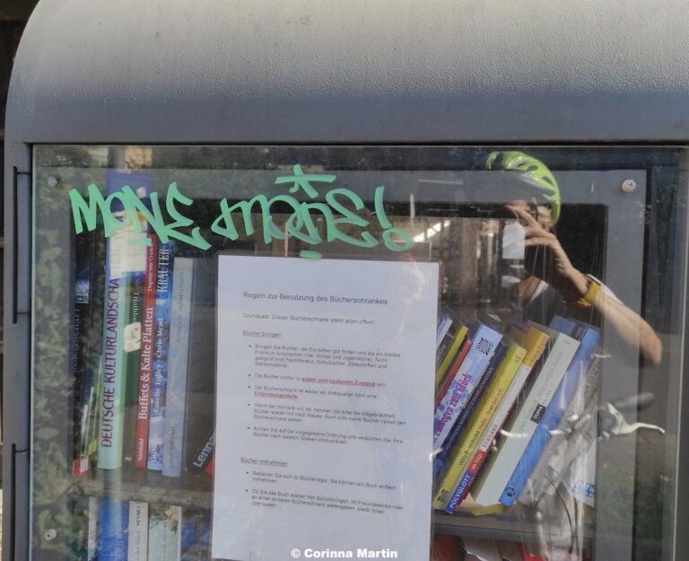 Unbekannte beschmierten Bücherschrank und Bahnsteig