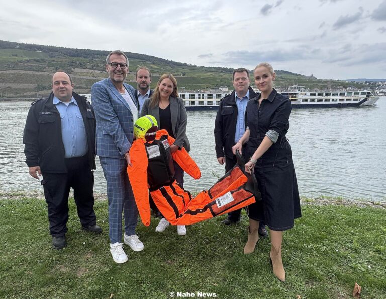 Hotelier Jan Bolland spendet Wasserübungspuppe für die Binger Feuerwehr