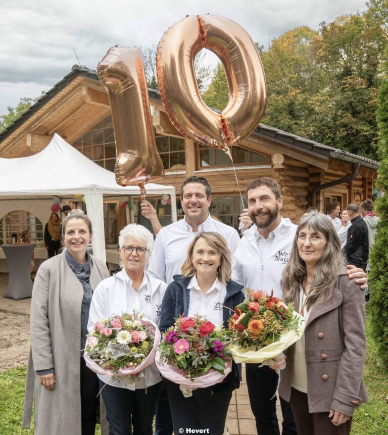 Hevert-Gesellschafter bedanken sich beim Betreuungsteam anlässlich des zehnjährigen Jubiläums des Hevert-Kinderhauses (v.l.: Sarah Hevert-Ernst, Christine Gutheil, Marcus Hevert, Olga Stauber, Mathias Hevert, Sabine Listner. © Ralf Schmitt/ Hevert-Arzneimittel