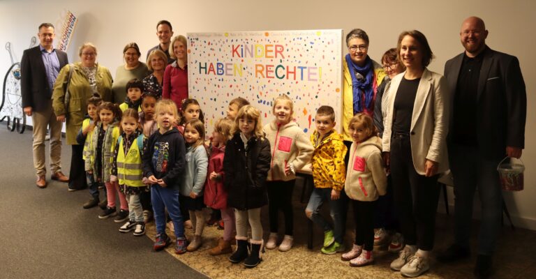 Plakat „Kinder haben Rechte“ kommt in den Stadtratssitzungssaal