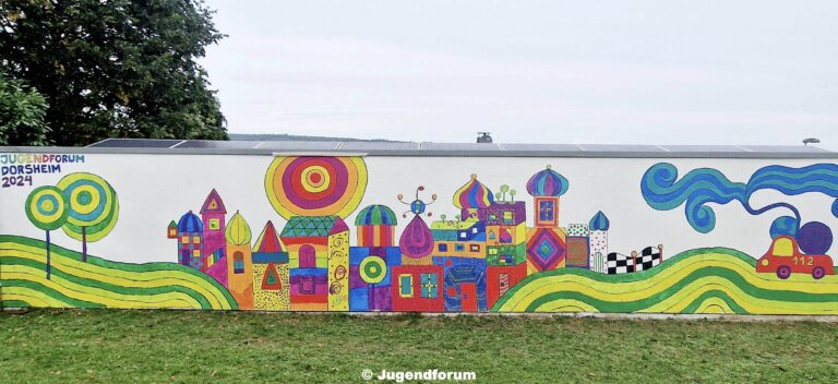 Hundertwasser als Vorbild: Kinder und Jugendliche verschönerten Dorsheimer Feuerwehrhaus