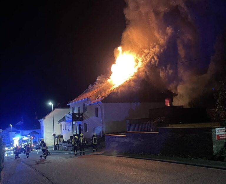 Dachstuhlbrand sorgt für Großeinsatz in Spabrücken