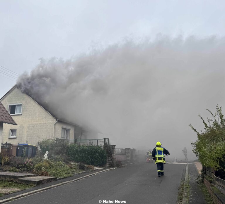 Feuerwehren bekämpfen Dachstuhlbrand in Duchroth