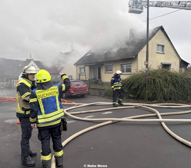 Hoher Sachschaden nach Dachstuhlbrand