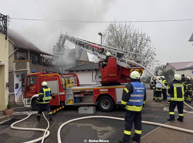 Feuerwehren bekämpfen größeren Wohnhausbrand in Nußbaum