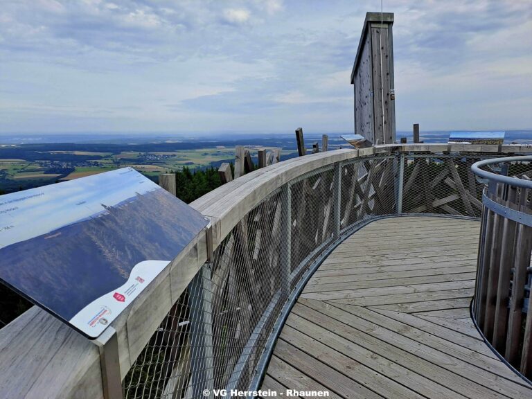 Land Rheinland-Pfalz fördert Neubeschilderung am Idarkopfturm