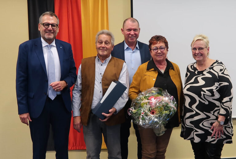Landrätin Schäfer überreicht Ehrennadel an Erich Schadt