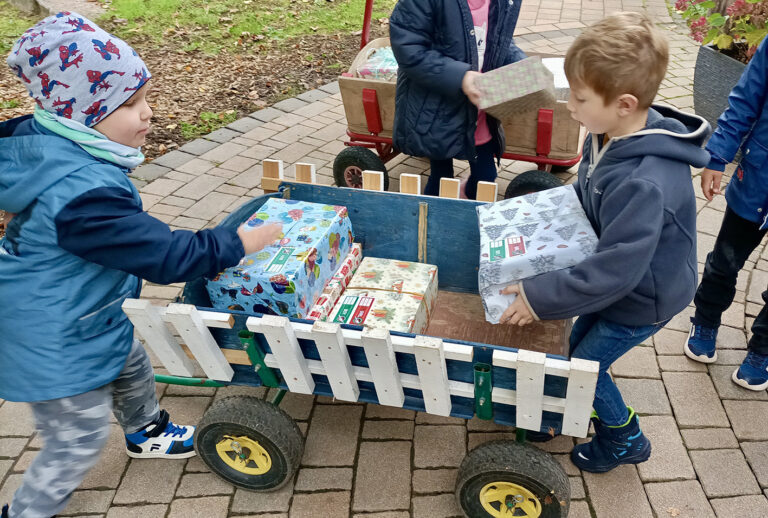 Mit dem Bollerwagen Weihnachtsgeschenke überbracht