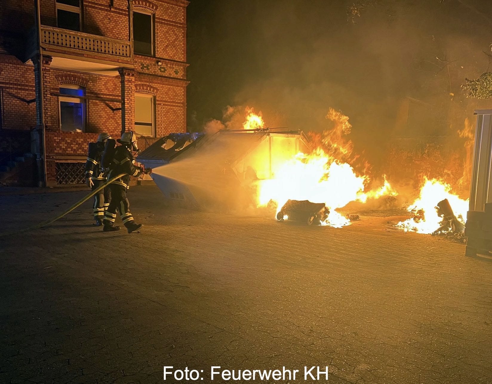 Brandanschlag-auf-M-lltonnen-der-Kreisverwaltung-Landr-tin-Dickes-zeigt-sich-entsetzt