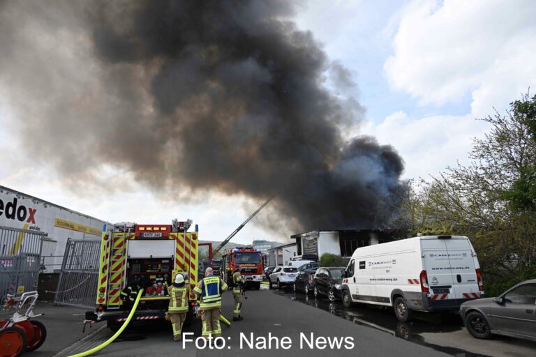 Großbrand in Bad Kreuznach: Autowerkstatt steht komplett in Flammen