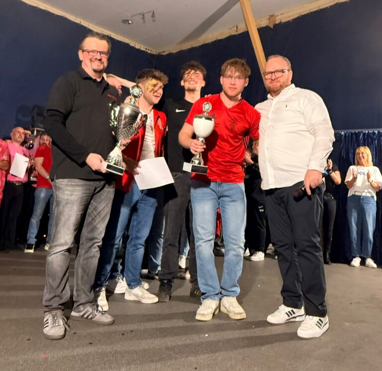 Ausverkaufte Halle bei der Männertanzshow der Staudernheimer Bachschnooge